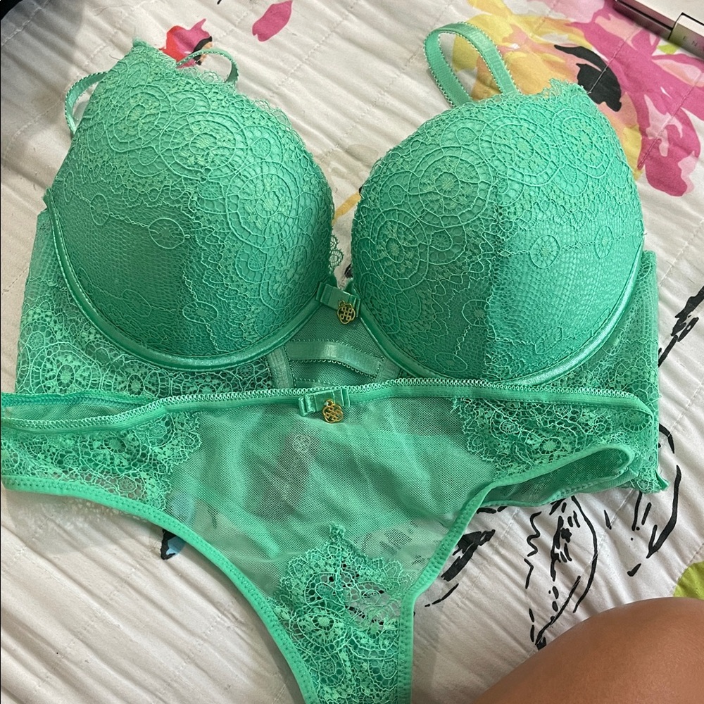 Daisy Fuentes Bra & Sheer Lace Panty Set
New/Never Been Worn with out Tags